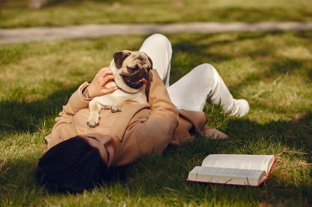 Morena con un abrigo marrón camina con pug