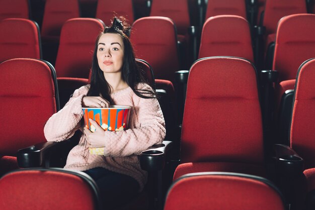 Morena comiendo palomitas de maíz en el cine