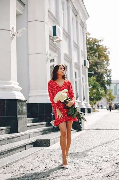 Morena elegante en una ciudad de verano.