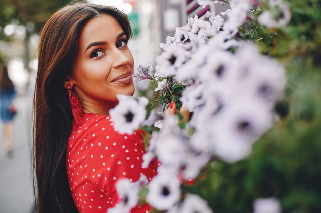 Morena elegante en una ciudad de verano.