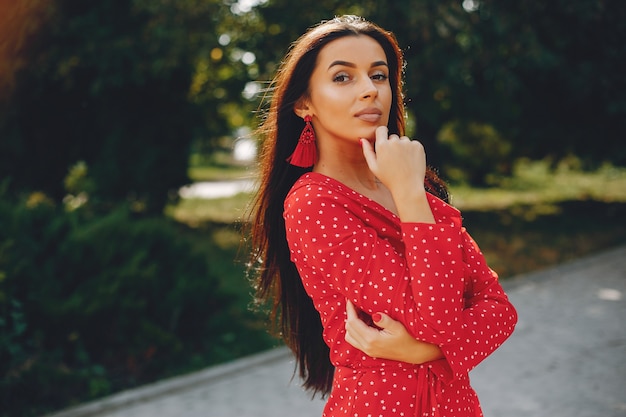 Morena elegante en una ciudad de verano.