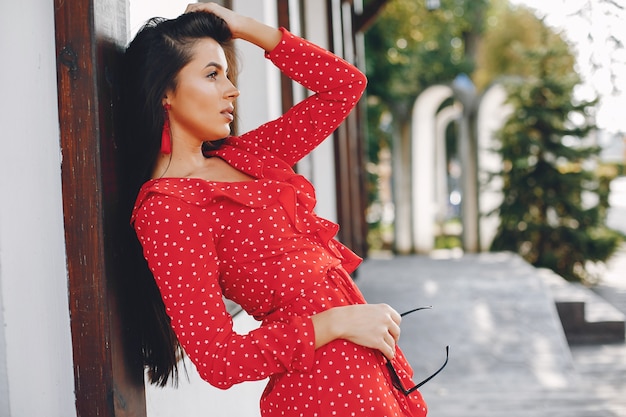 Morena elegante en una ciudad de verano.