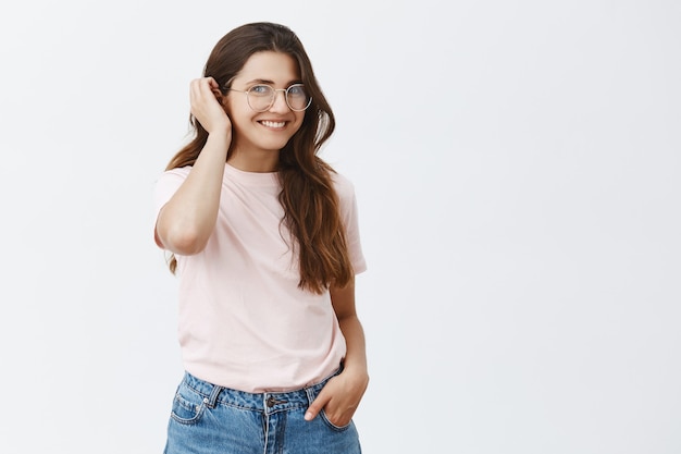 Morena joven linda coqueta con gafas posando