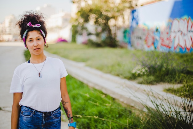 Morena mujer caminando en la calle