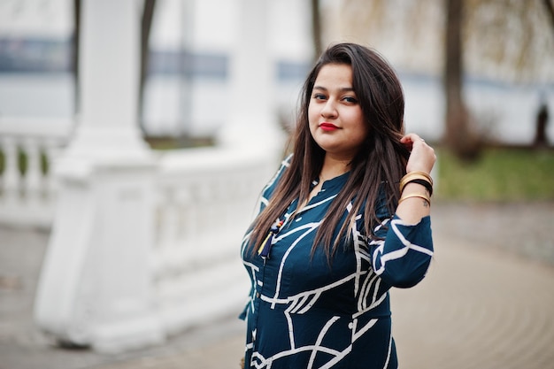 Morena mujer india en vestido largo de moda posó al aire libre