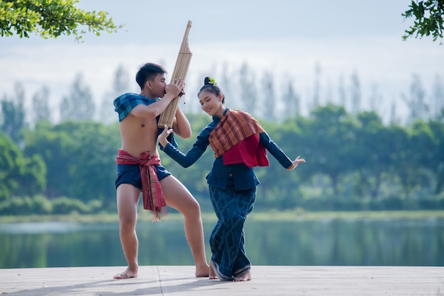 mostrar hombres del norte de Asia Myanmar jóvenes