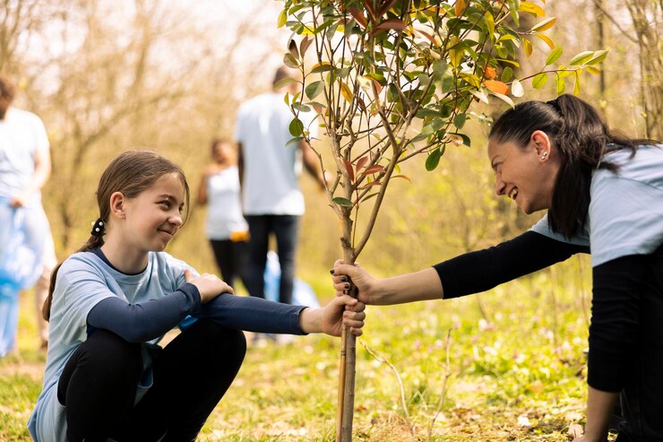 Photo Gratis mother and little girl working together on planting new trees