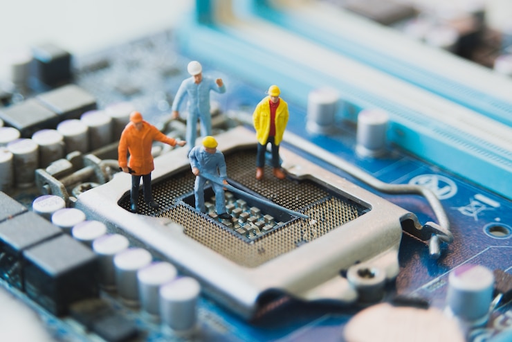Photo Gratis motherboard komputer dengan boneka