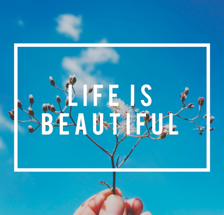 Foto gratuito la motivación de la vida inspira una cita de vibraciones positivas sobre fondo de flores y cielo azul