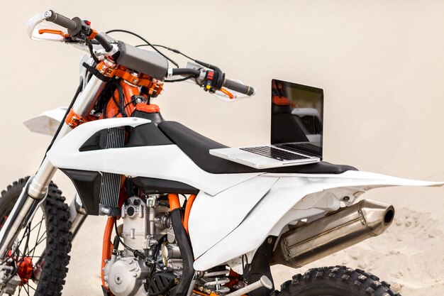 Moto elegante con computadora portátil en la parte superior