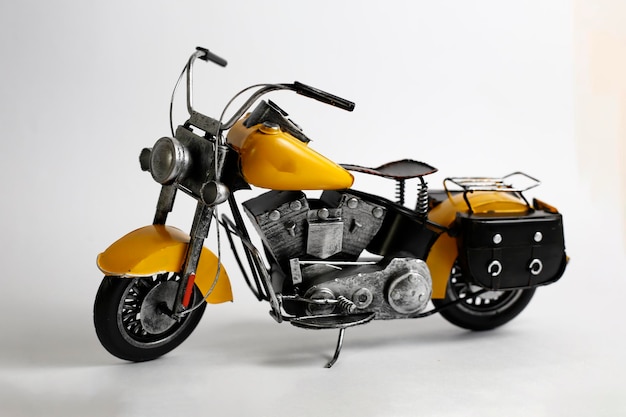 Moto en la pared con fondo blanco. Juguete de motocicleta personalizado vintage.