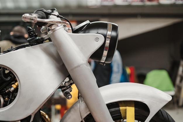 Motocicleta personalizada de pie en el taller de reparación