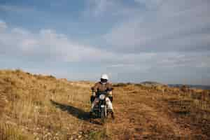 Foto gratuita motociclista en pista de grava todo terreno