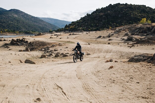 Motociclista en pista de grava todo terreno