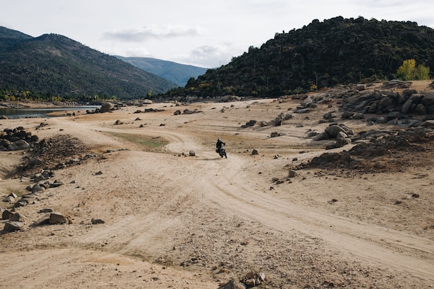 Motociclista en pista de grava todo terreno