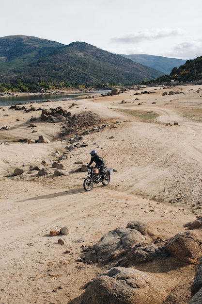 Motociclista en pista de grava todo terreno