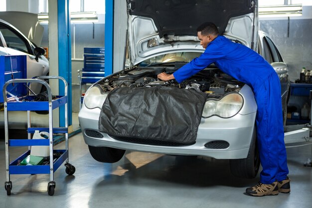 Foto gratuita motor del coche de mantenimiento del mecánico