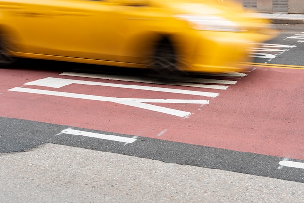 Mover coche amarillo en la ciudad