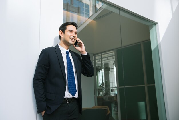 Móvil empresario carrera estilo de vida alegre