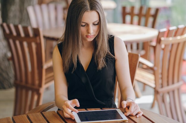 Móvil sonrisa beber comunicación mujeres