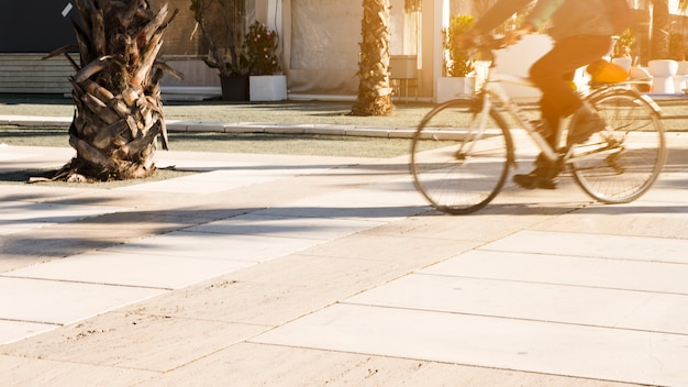 Foto gratuita movimiento borroso de una persona que monta la bicicleta en el parque