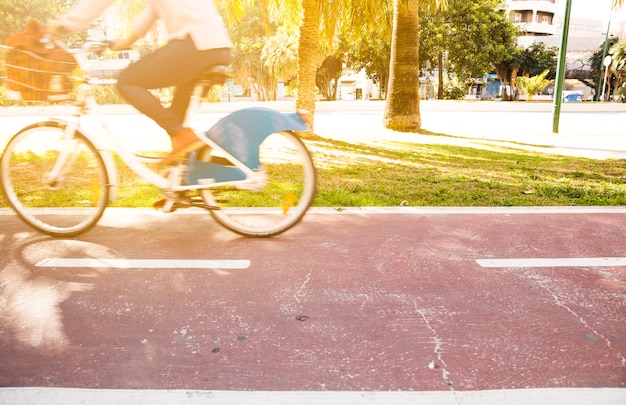 Movimiento borroso de una persona que monta la bicicleta en el parque