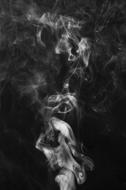 Movimiento de fragmentos de humo blanco sobre fondo negro