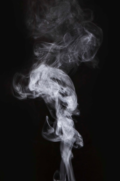 Movimiento de humo blanco sobre fondo negro
