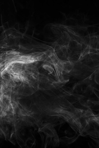 Movimiento de humo blanco texturado sobre fondo negro para diseño de arte.