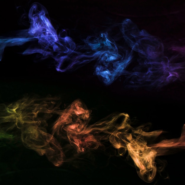 Movimiento de humo colorido sobre fondo negro