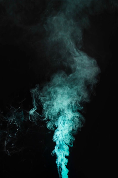 Movimiento de humo verde sobre fondo oscuro