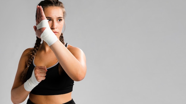 Foto gratuita movimiento de karate con fondo de espacio de copia