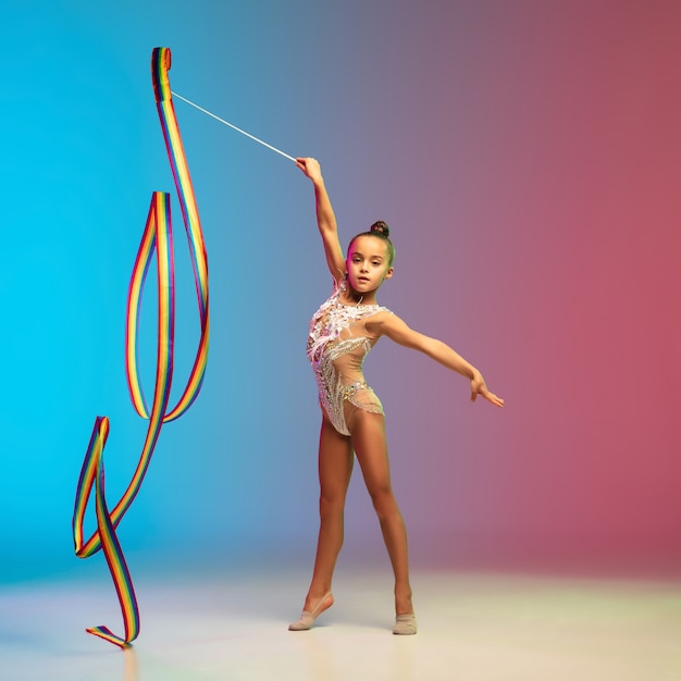 Movimiento. Niña caucásica, entrenamiento de gimnasta rítmica, realizar aislado