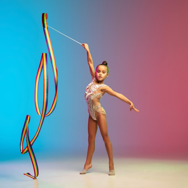 Movimiento. Niña caucásica, entrenamiento de gimnasta rítmica, realizar aislado