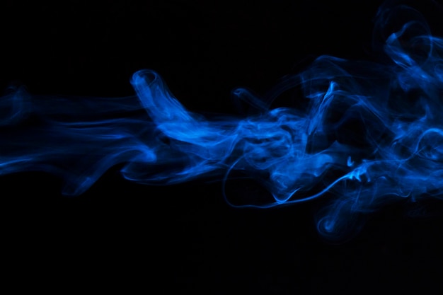 Movimiento de textura de superposición de humo azul sobre fondo negro