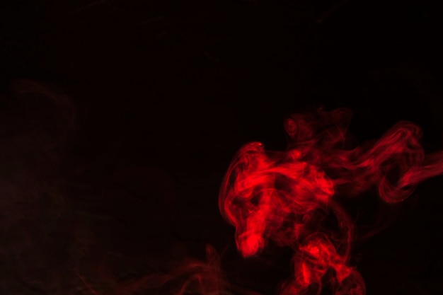 Movimiento de textura de superposición de humo rojo sobre fondo negro