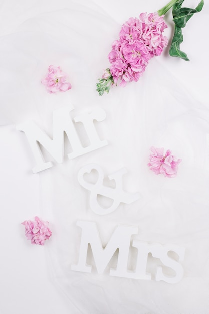 Foto gratuita mr and mrs con flores