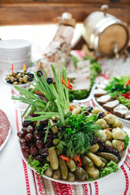 Mucha comida sabrosa está sobre la mesa el día de la boda