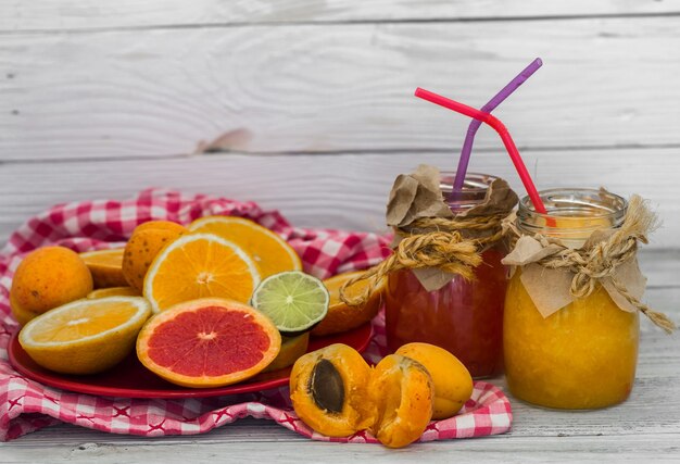 mucha fruta fresca, cortada en la pared de madera, bebida, comida sana