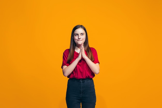 Muchacha adolescente pensativa seria joven. Concepto de duda.