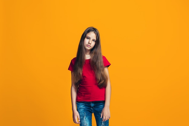 Foto gratuita muchacha adolescente pensativa seria joven. concepto de duda.