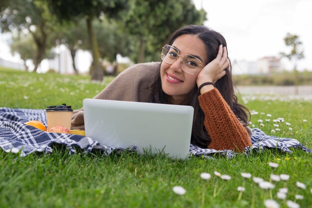 Muchacha alegre feliz del estudiante que estudia para arriba para la clase