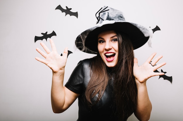 Muchacha alegre con el sombrero fantasmagórico del partido