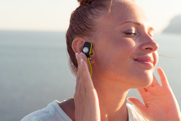 Foto gratuita muchacha de la aptitud con los auriculares sin hilos