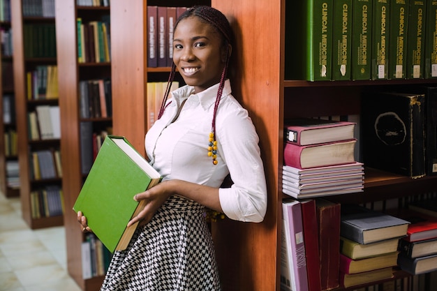 Foto gratuita muchacha bastante negra con el libro