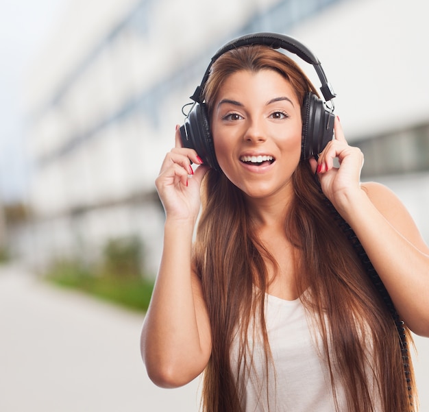 Muchacha bonita en los auriculares