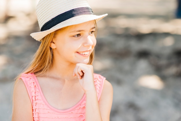 Foto gratuita muchacha bonita sonriente que mira lejos en luz del día