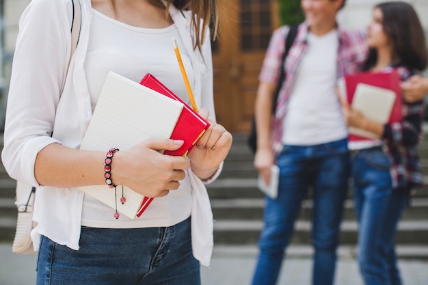 Muchacha de la cosecha con las libretas