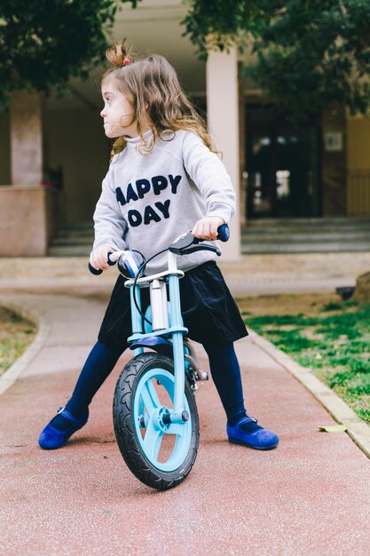 Muchacha divertida en bicicleta