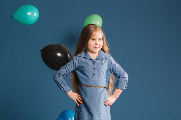 Muchacha divertida cerca de globos